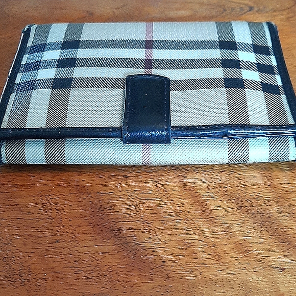 Burberry authentic Nova Check wallet - Picture 1 of 14